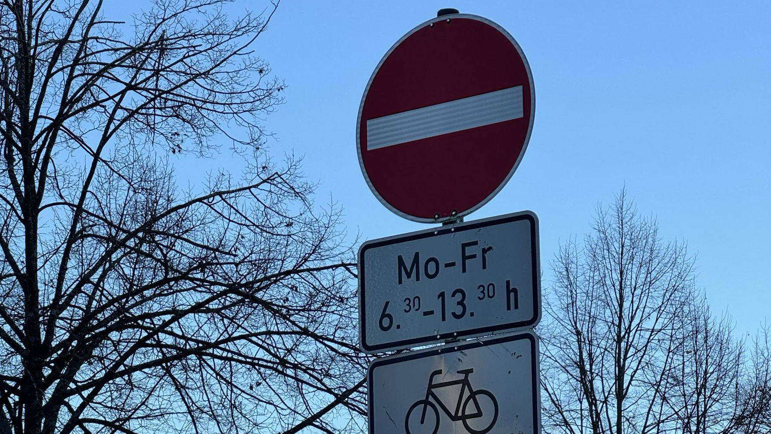Straßenschild: zeitliche Sperrung von Schulstraßen